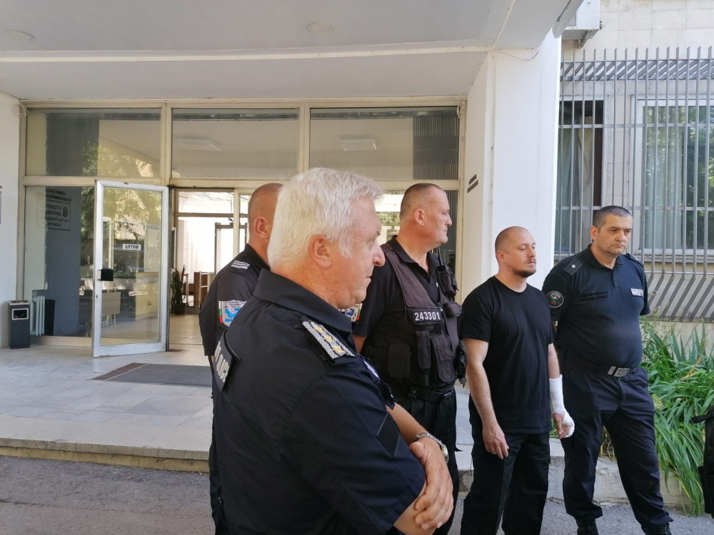Полицаите, ранени при метежа в София, проговориха СНИМКИ