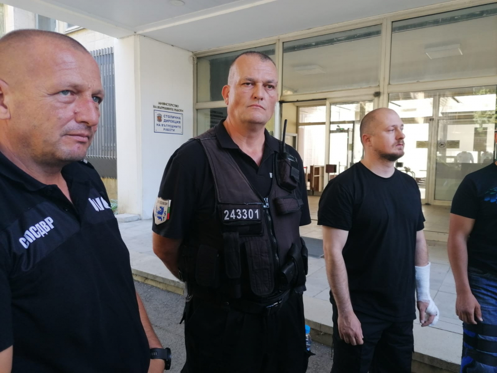 Полицаите, ранени при метежа в София, проговориха СНИМКИ