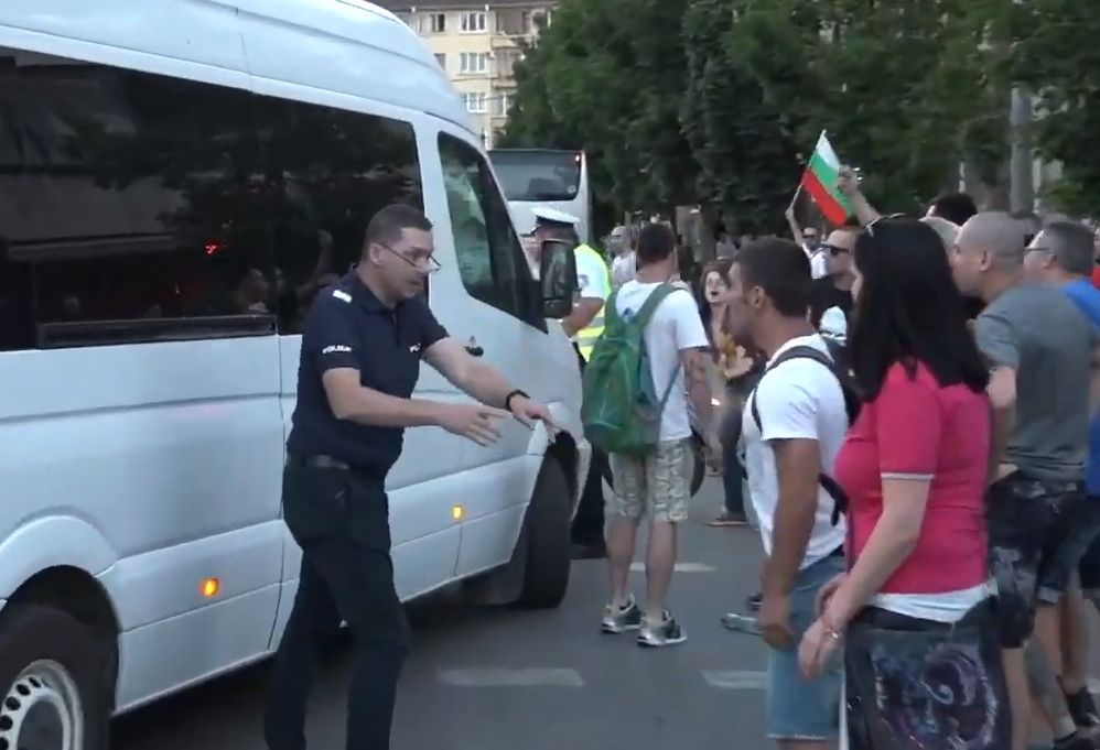 МВР показа потресаващо ВИДЕО 18+ от метежа в София