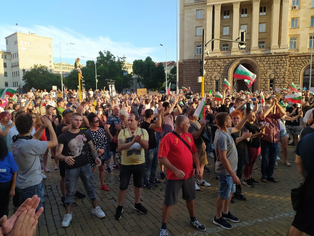 БЛИЦ TV: Протестиращите окупираха пространството пред МС