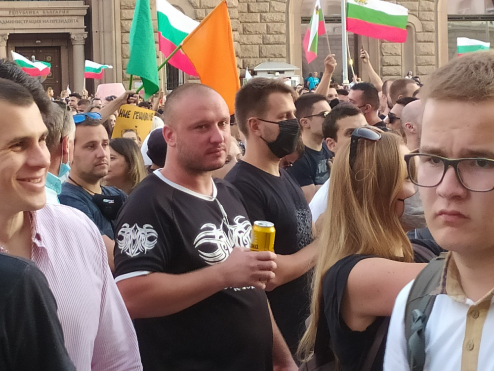 Ще се лее ли пак кръв? На Ларгото се стичат ония "протестиращи" с тъмните тениски СНИМКИ 
