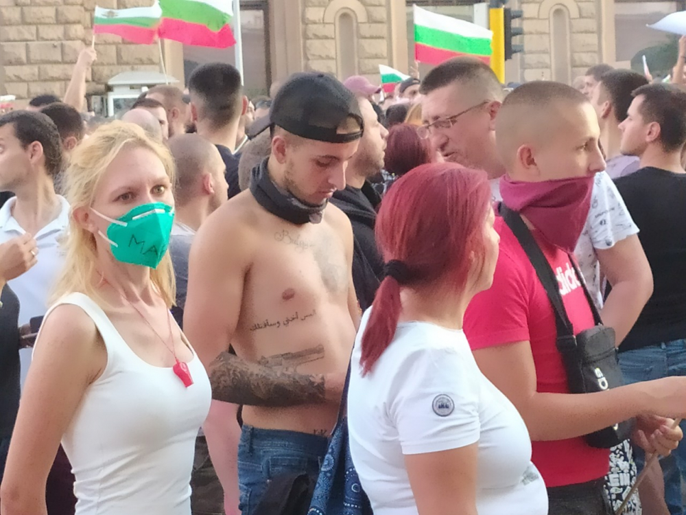 Ще се лее ли пак кръв? На Ларгото се стичат ония "протестиращи" с тъмните тениски СНИМКИ 