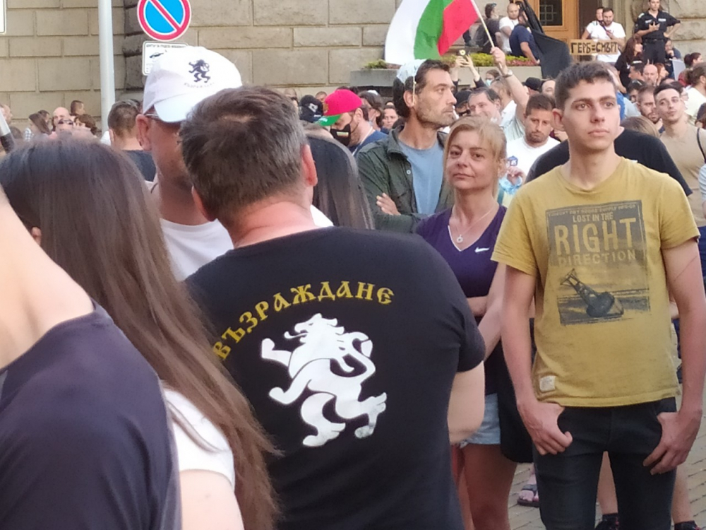 Ще се лее ли пак кръв? На Ларгото се стичат ония "протестиращи" с тъмните тениски СНИМКИ 