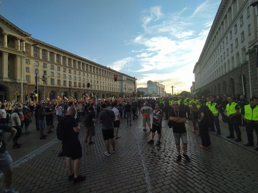 Ще се лее ли пак кръв? На Ларгото се стичат ония "протестиращи" с тъмните тениски СНИМКИ 