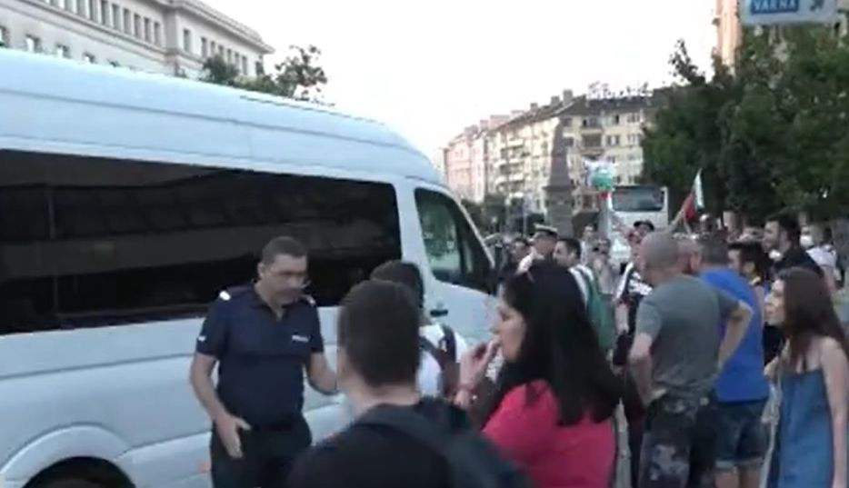 Симпатизанти на ГЕРБ от Сливен: Нападнаха ни микробуса, заплашваха ни с убийство
