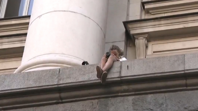 Взимат на абордаж бившия Партиен дом ВИДЕО