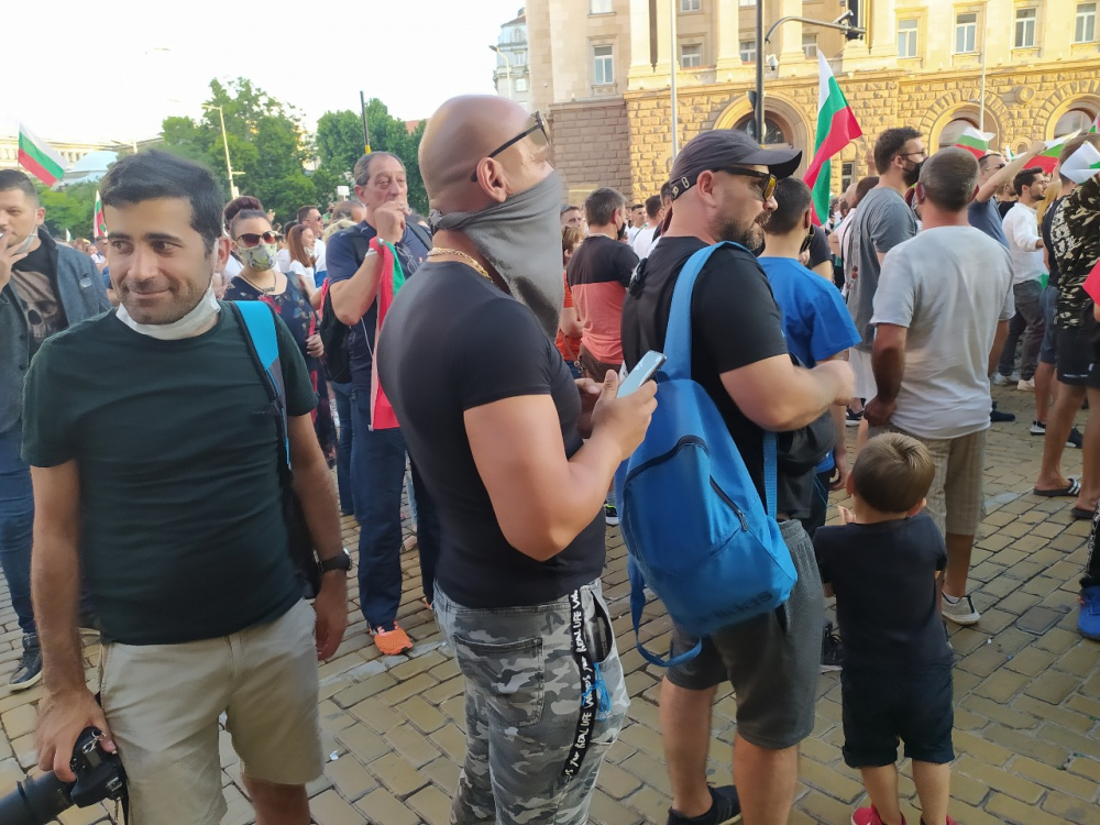 Протестиращи хвърлиха бомбичка, раниха полицай ВИДЕО 18+