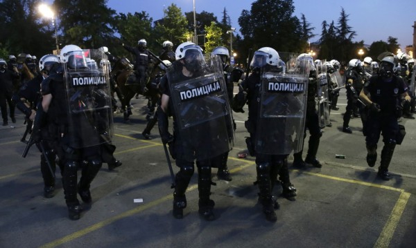Зловещата истина К-19: Европа се тресе от политически протести заради...