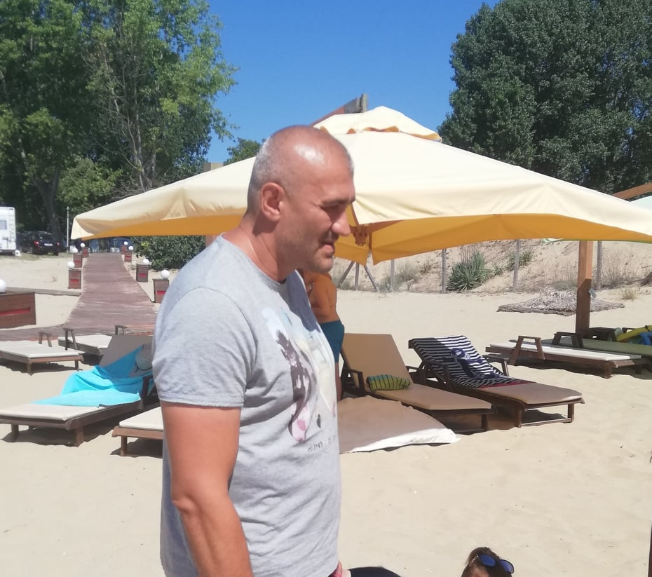 Само в БЛИЦ! Страшен скандал на плаж Каваци - 8 момичета преживяха нещо ужасно СНИМКИ