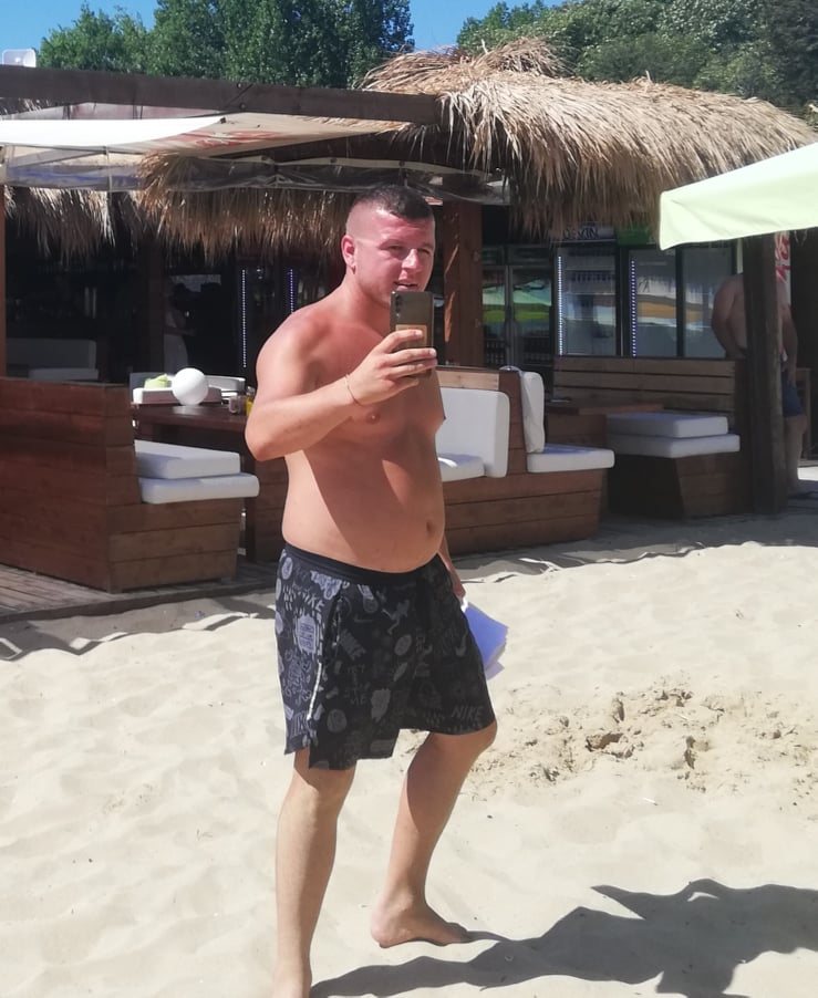 Само в БЛИЦ! Страшен скандал на плаж Каваци - 8 момичета преживяха нещо ужасно СНИМКИ
