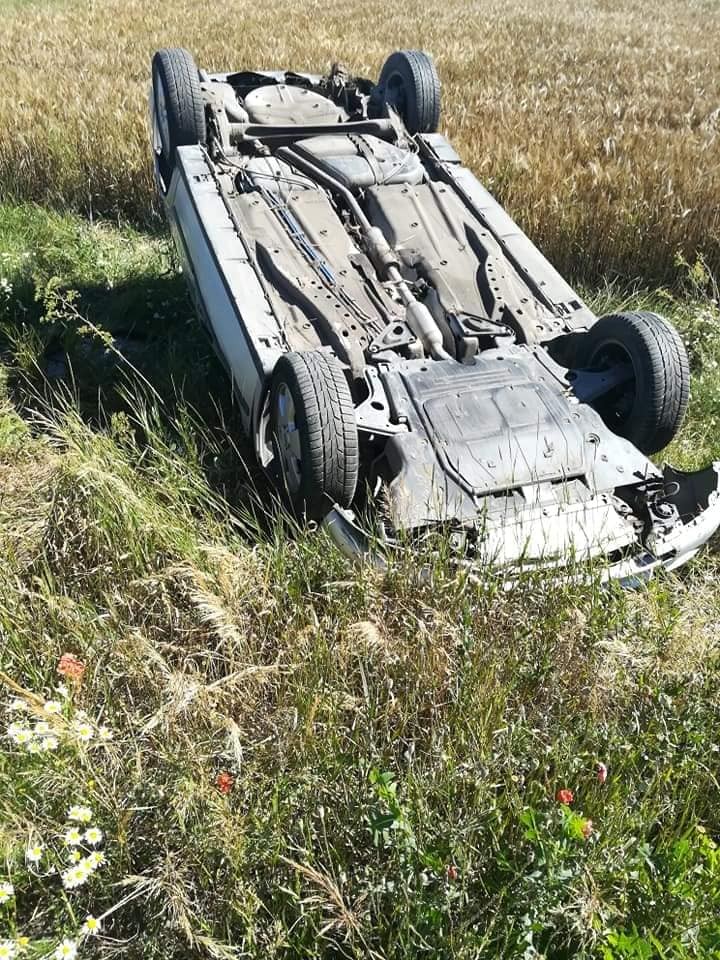 "Опел" се озова в нивата след ужасяваща среднощна каскада СНИМКИ 