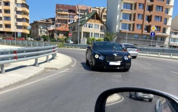 Безумец с лъскава кола втрещи варненци на едно от кръговите кръстовища СНИМКА 