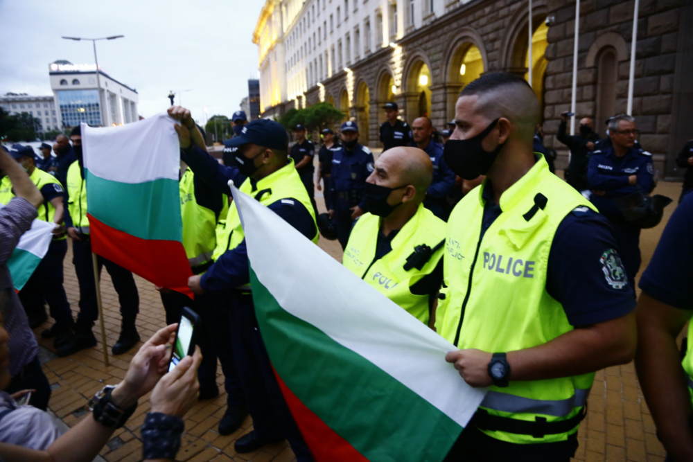 БЛИЦ TV: Невероятно: Протестиращи аплодират полицаите за този жест!