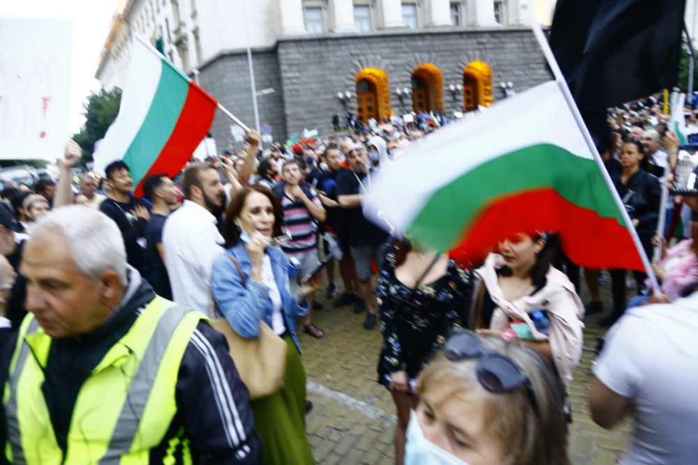 БЛИЦ TV: Невероятно: Протестиращи аплодират полицаите за този жест!