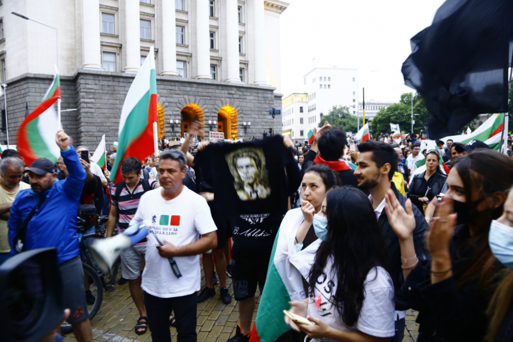 БЛИЦ TV: Невероятно: Протестиращи аплодират полицаите за този жест!