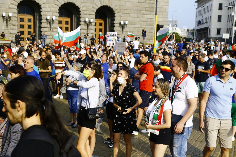 Опасна шашма се върти сред протестиращите! Замесен е и президентът Радев