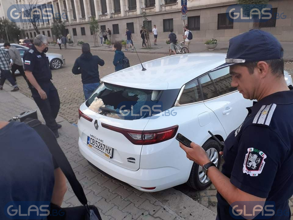 Протестиращите потрошиха кола на тв екип, запалиха димка ВИДЕО 