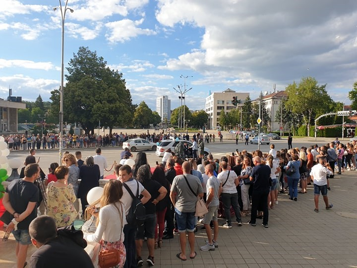 Мъже с противогази дезинфекцират абитуриент в Перник СНИМКИ 