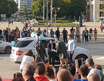 Мъже с противогази дезинфекцират абитуриент в Перник СНИМКИ 