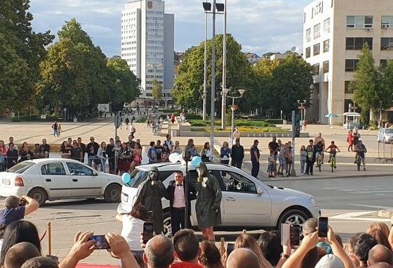 Мъже с противогази дезинфекцират абитуриент в Перник СНИМКИ 
