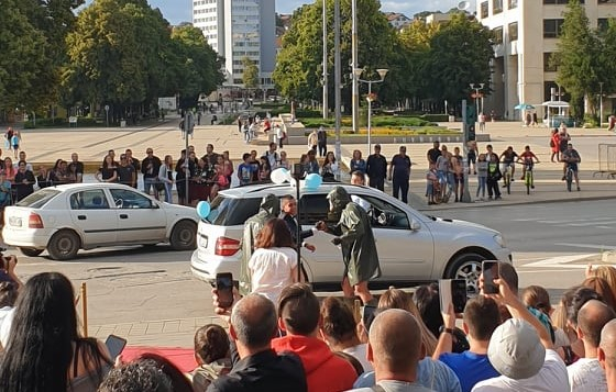 Мъже с противогази дезинфекцират абитуриент в Перник СНИМКИ 