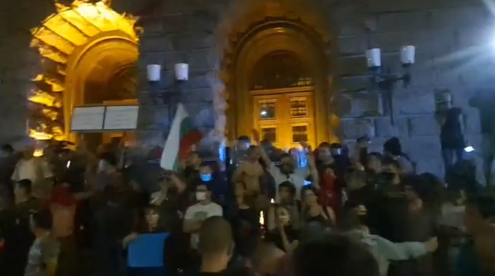 Кръв и бой на протеста в София! Щурмуваха Партийния дом СНИМКИ