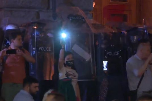 Кръв и бой на протеста в София! Щурмуваха Партийния дом СНИМКИ