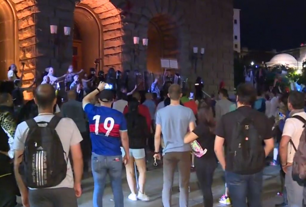 Кръв и бой на протеста в София! Щурмуваха Партийния дом СНИМКИ