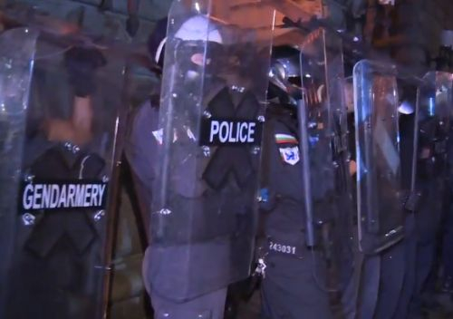 Кръв и бой на протеста в София! Щурмуваха Партийния дом СНИМКИ