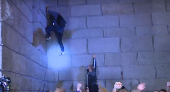 Кръв и бой на протеста в София! Щурмуваха Партийния дом СНИМКИ