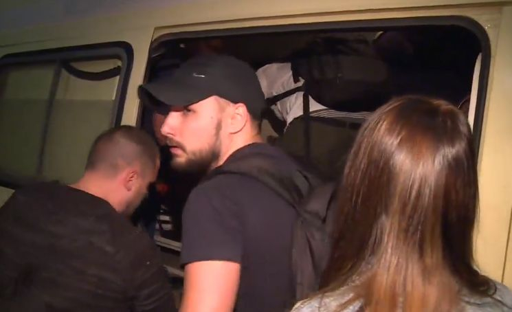 Кръв и бой на протеста в София! Щурмуваха Партийния дом СНИМКИ
