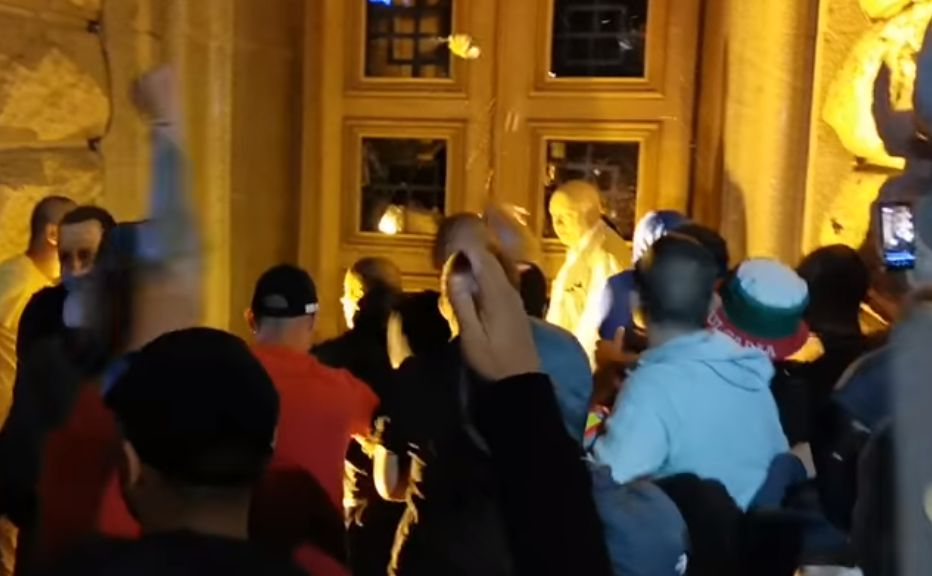 Само в БЛИЦ! Шокиращо ВИДЕО от момента на кървавия щурм в София! Зрелищни СНИМКИ