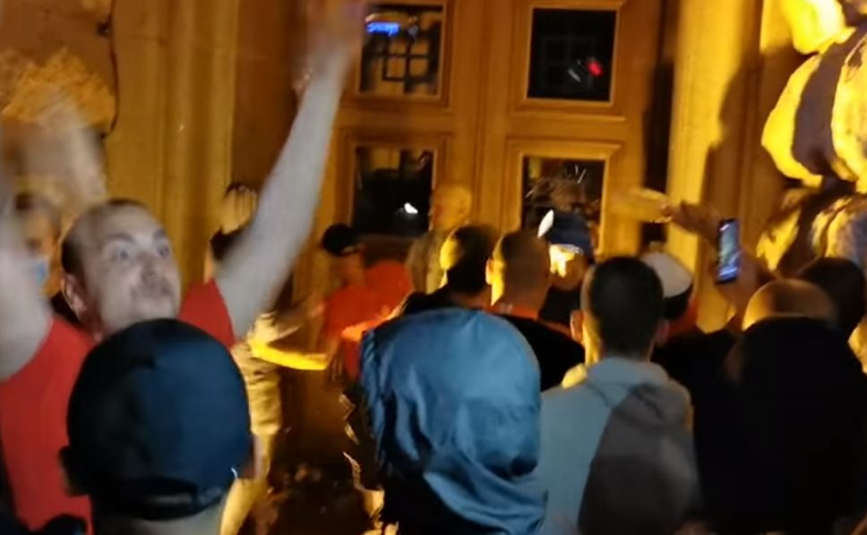 Само в БЛИЦ! Шокиращо ВИДЕО от момента на кървавия щурм в София! Зрелищни СНИМКИ