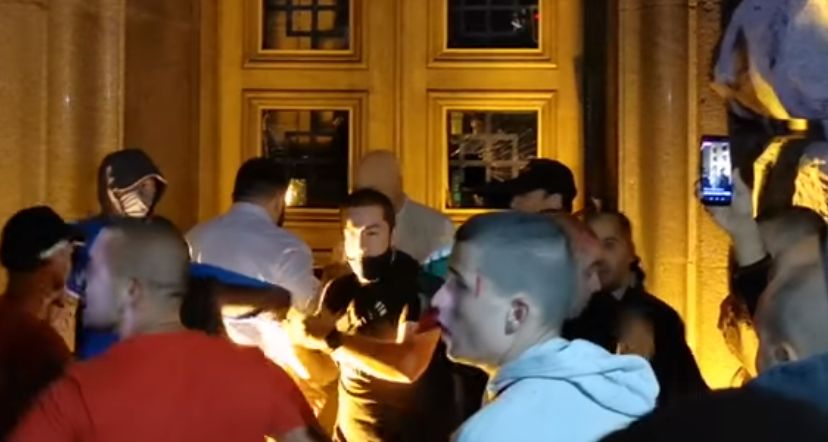 Само в БЛИЦ! Шокиращо ВИДЕО от момента на кървавия щурм в София! Зрелищни СНИМКИ
