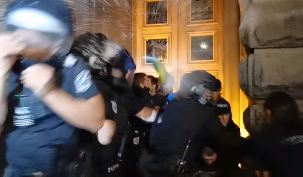 Само в БЛИЦ! Шокиращо ВИДЕО от момента на кървавия щурм в София! Зрелищни СНИМКИ