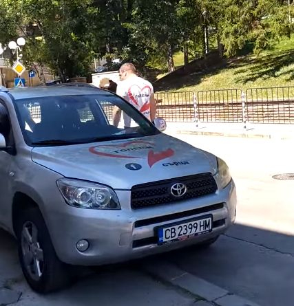 Двама полицаи вбесиха мрежата с тази постъпка ВИДЕО