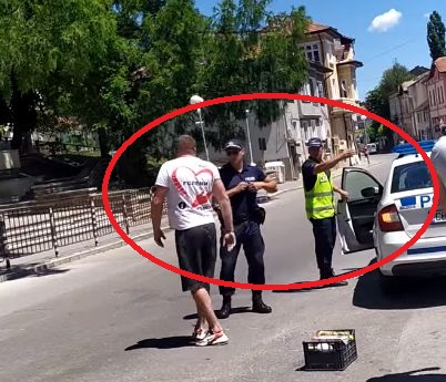 Двама полицаи вбесиха мрежата с тази постъпка ВИДЕО