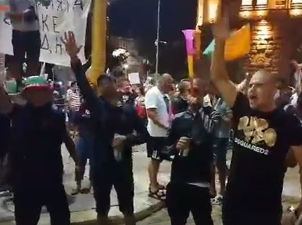 Страховито ВИДЕО! Готвят ли се мутри да направят погром тази вечер?