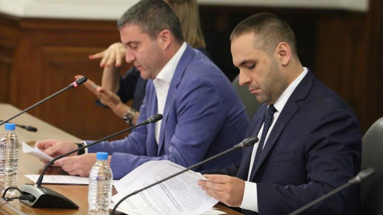 Оставки полетяха в правителството, след като премиерът ги поиска