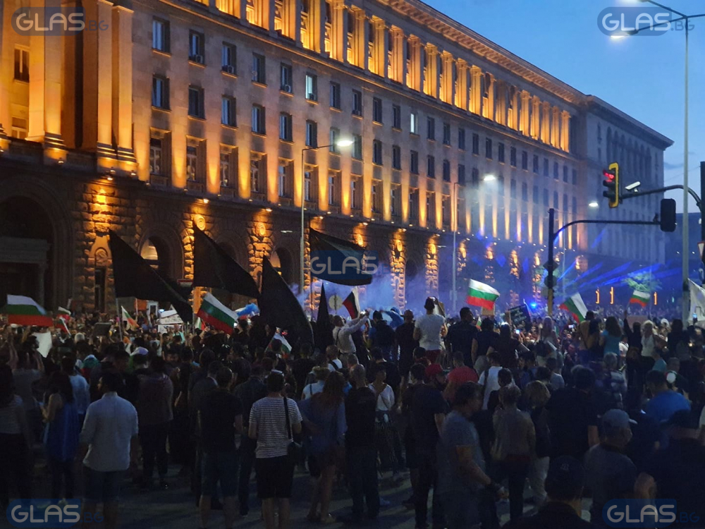 Протестиращите запалиха димки СНИМКИ 