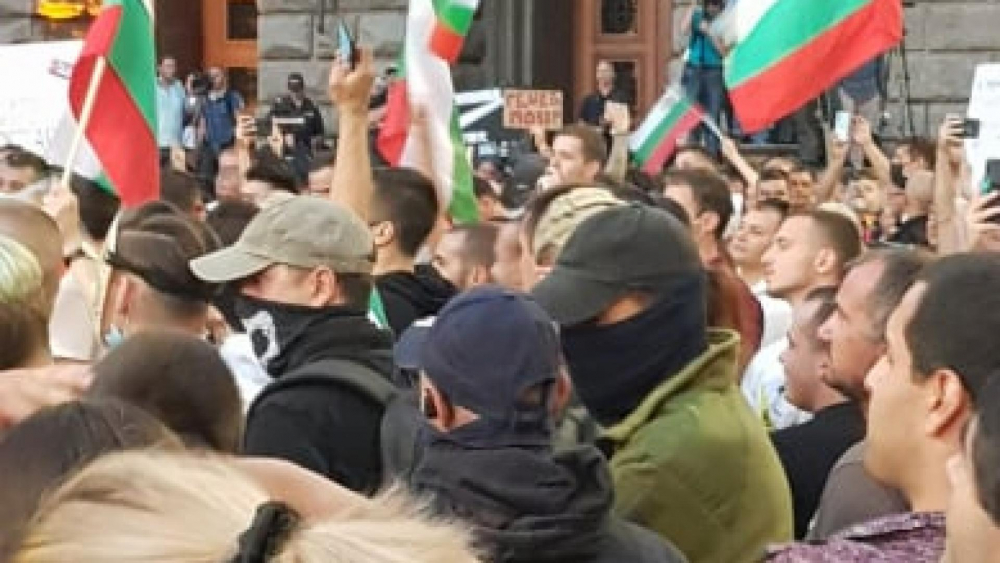 Ескалация: Ултраси в маски се сляха с протестиращите, хвърчат бутилки и димки СНИМКИ