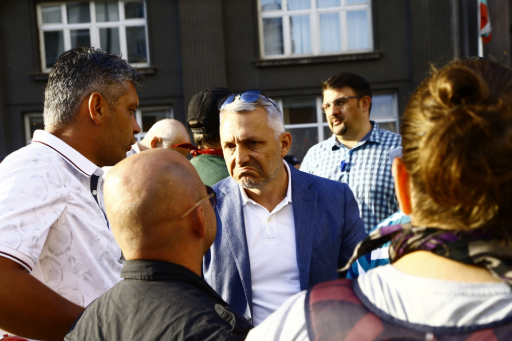 Адвокат Хаджигенов в опасна близост до Цветан Василев, Бабикян плътно до Божков