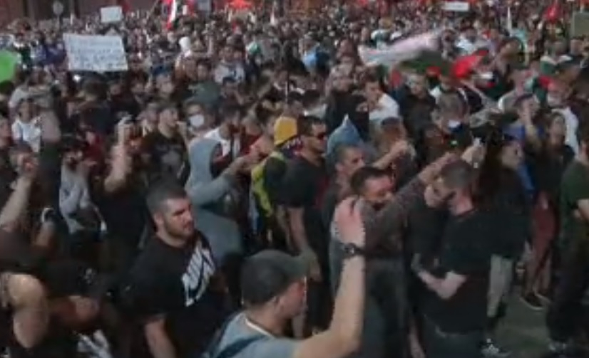 Напрежението на протестите ескалира, почнаха да мятат димки СНИМКИ 