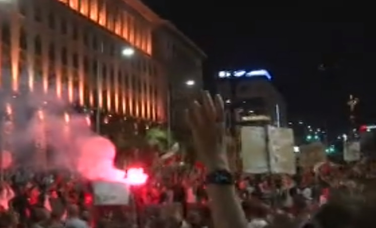 Напрежението на протестите ескалира, почнаха да мятат димки СНИМКИ 