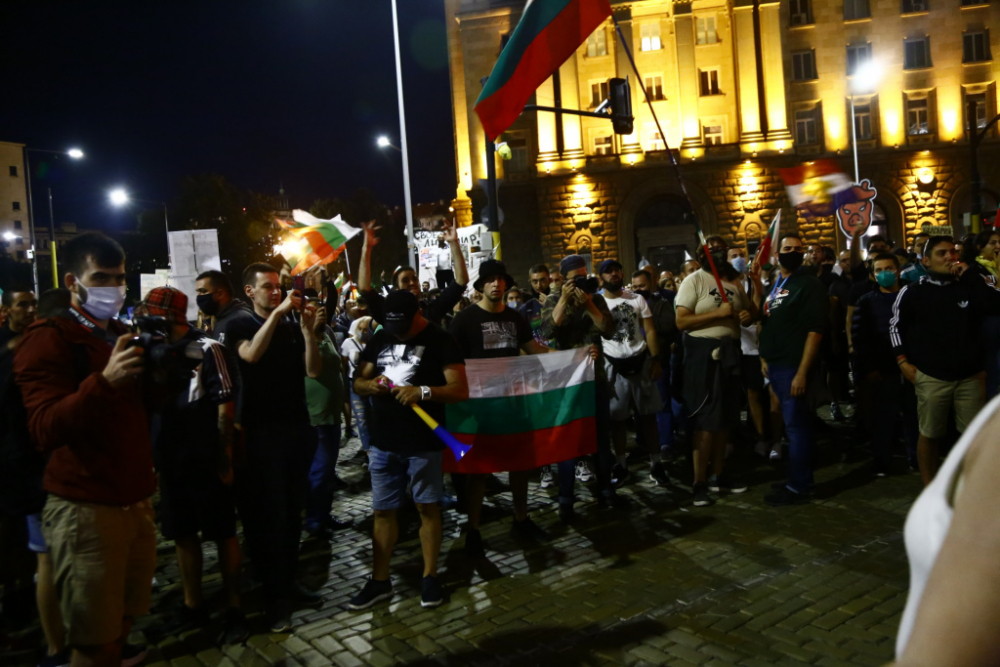 Ексклузивно в БЛИЦ TV: На протеста на Ларгото ври и кипи, случи се нещо невиждано СНИМКИ 