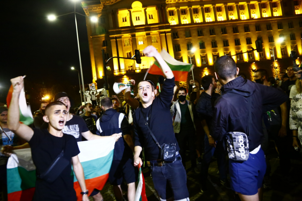 Ексклузивно в БЛИЦ TV: На протеста на Ларгото ври и кипи, случи се нещо невиждано СНИМКИ 