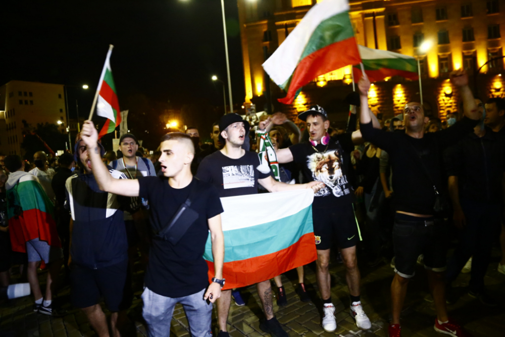 Ексклузивно в БЛИЦ TV: На протеста на Ларгото ври и кипи, случи се нещо невиждано СНИМКИ 