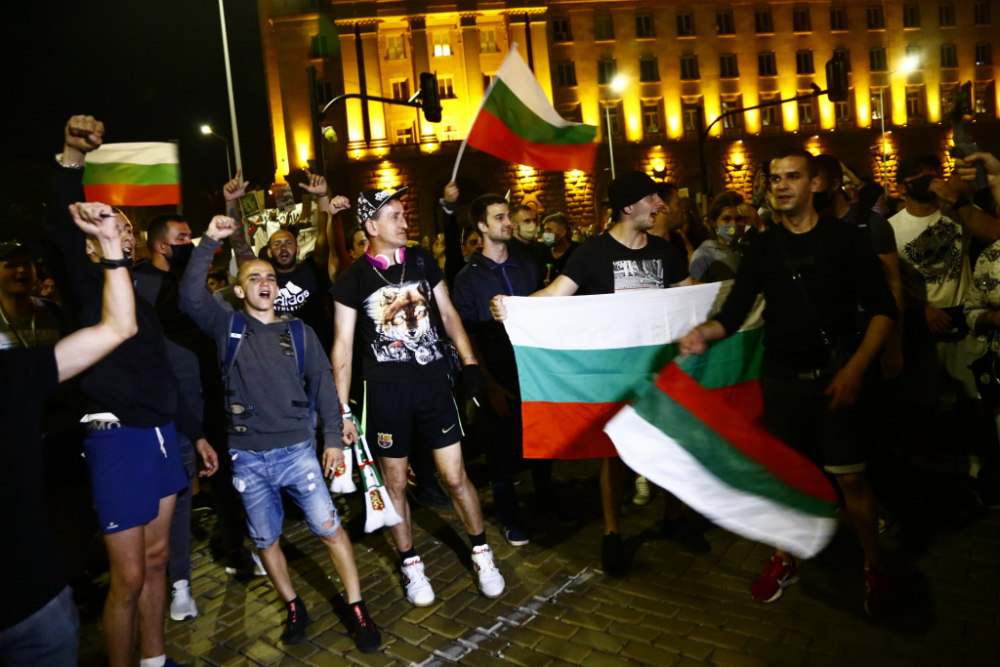 Ексклузивно в БЛИЦ TV: На протеста на Ларгото ври и кипи, случи се нещо невиждано СНИМКИ 