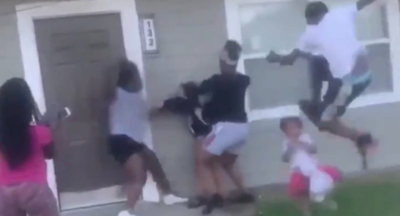 ВИДЕО 18+ ужаси света: Афроамериканчета бият зверски бременна и детето й