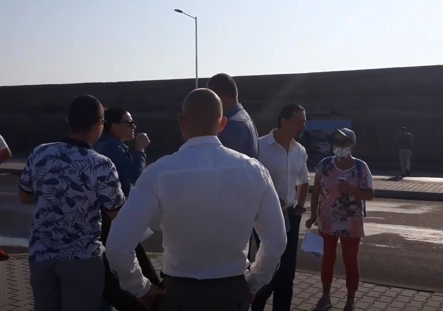 Противници и привърженици на Радев в челен сблъсък в Бургас, хулят и освиркват президента ВИДЕО